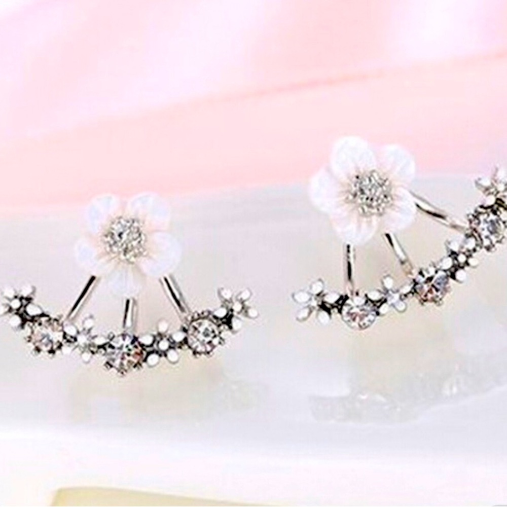 Perfect for special occasions. Available in Silver and yellow gold.